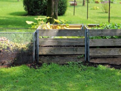 Composteurs accueillant des déchets verts dans un jardin