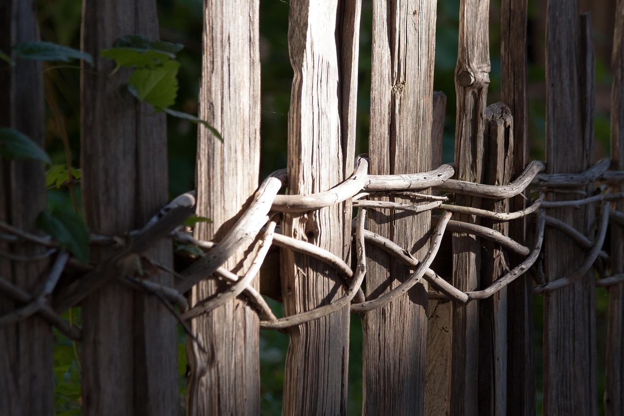 Palissade rustique en gaulettes de bois tressées